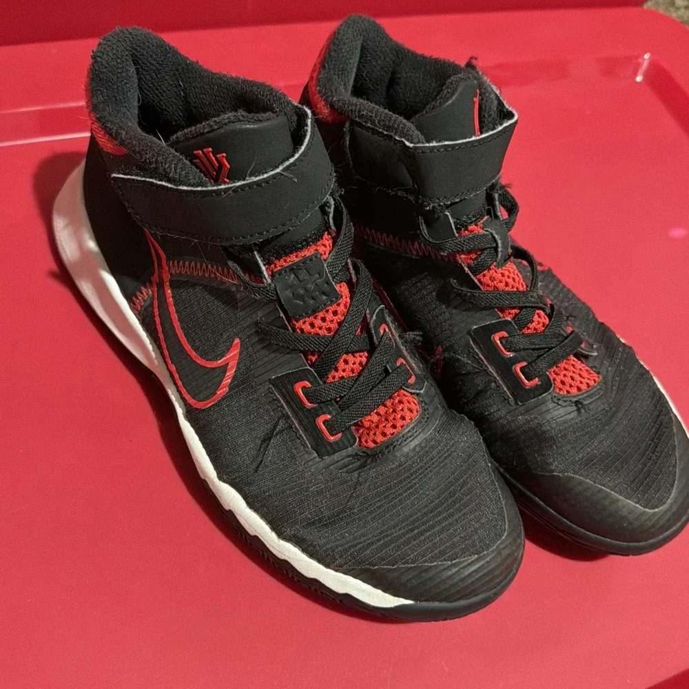 Nike Boys Kyrie Flytrap 4 Black With Red Basketball Shoes Sneaker Sz 2.5 Y